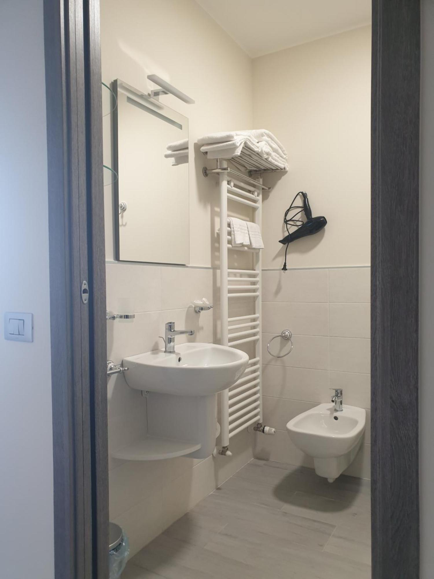 Residence Villa Eli โกโม ภายนอก รูปภาพ