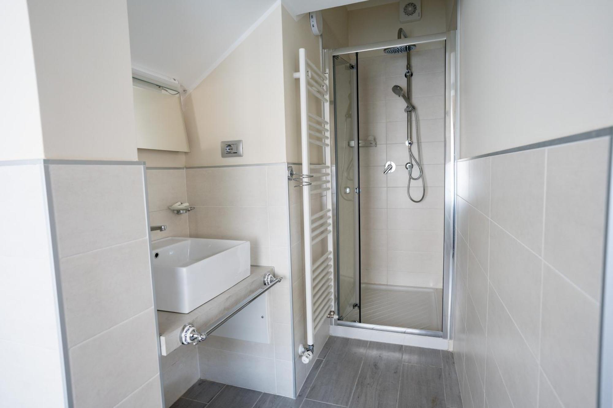 Residence Villa Eli โกโม ภายนอก รูปภาพ